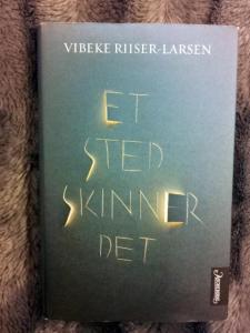 Et sted skinner det | edgeofaword
